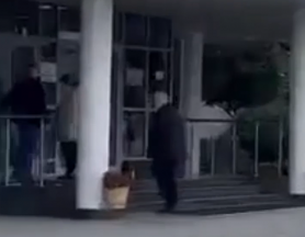 VIDEO // Vladimir Voronin a plecat din țară. Acesta a fost surprins la aeroport